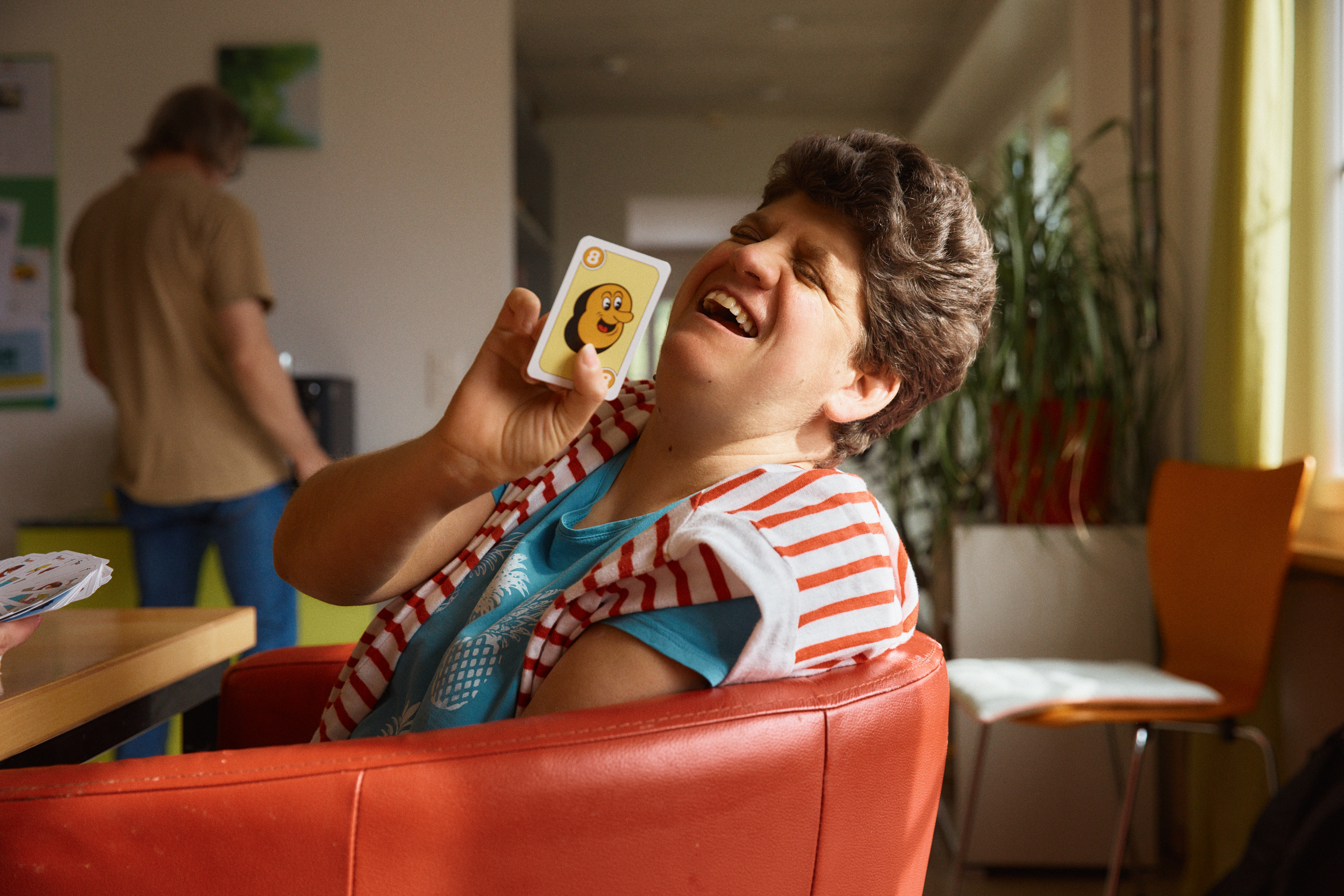 Eine Frau hält Spielkarten in der Hand.