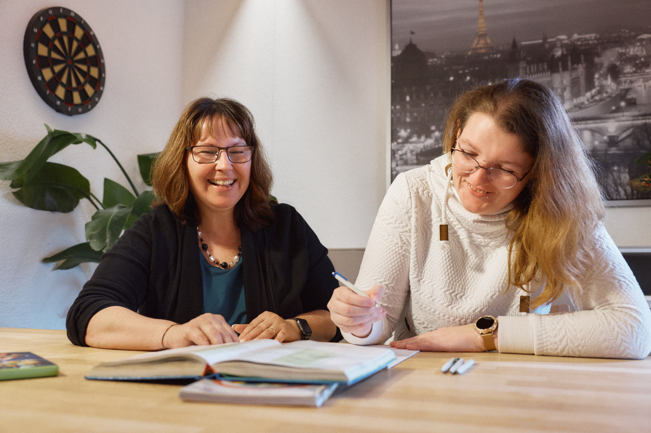 Mitarbeiterin bespricht Essensplan mit einer Bewohnerin