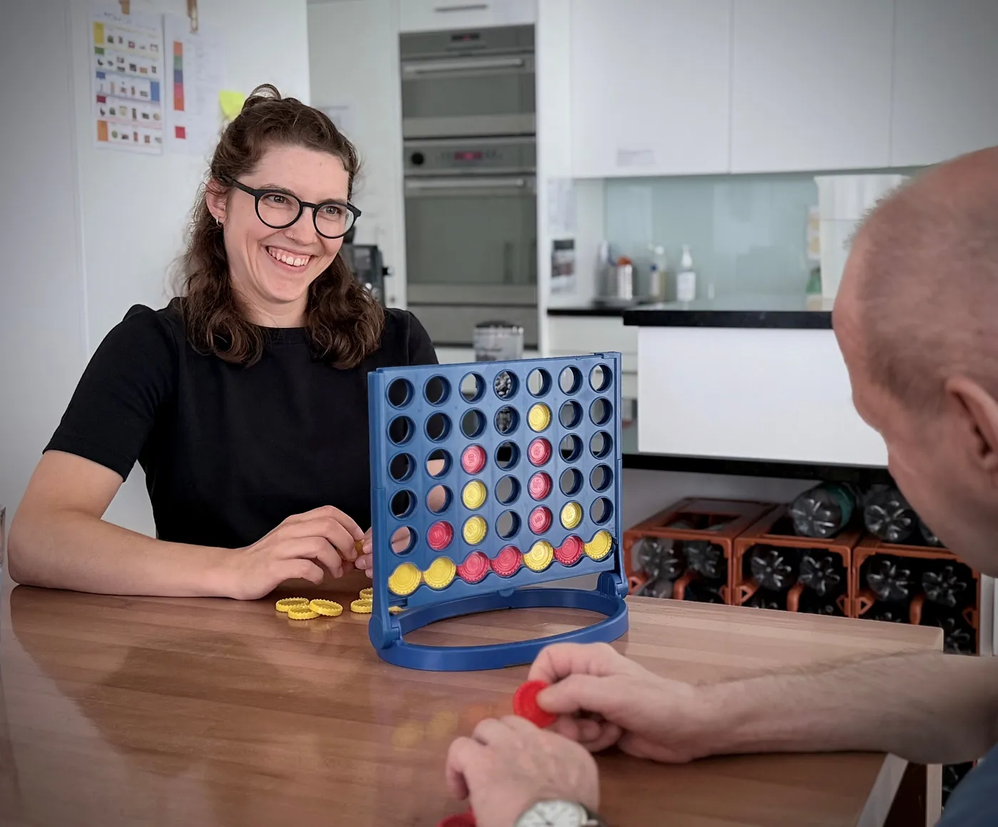 Daria Hüsler, Gruppenleiterin Tunau 3, spielt Vier-gewinnt mit einem Bewohnenden.
