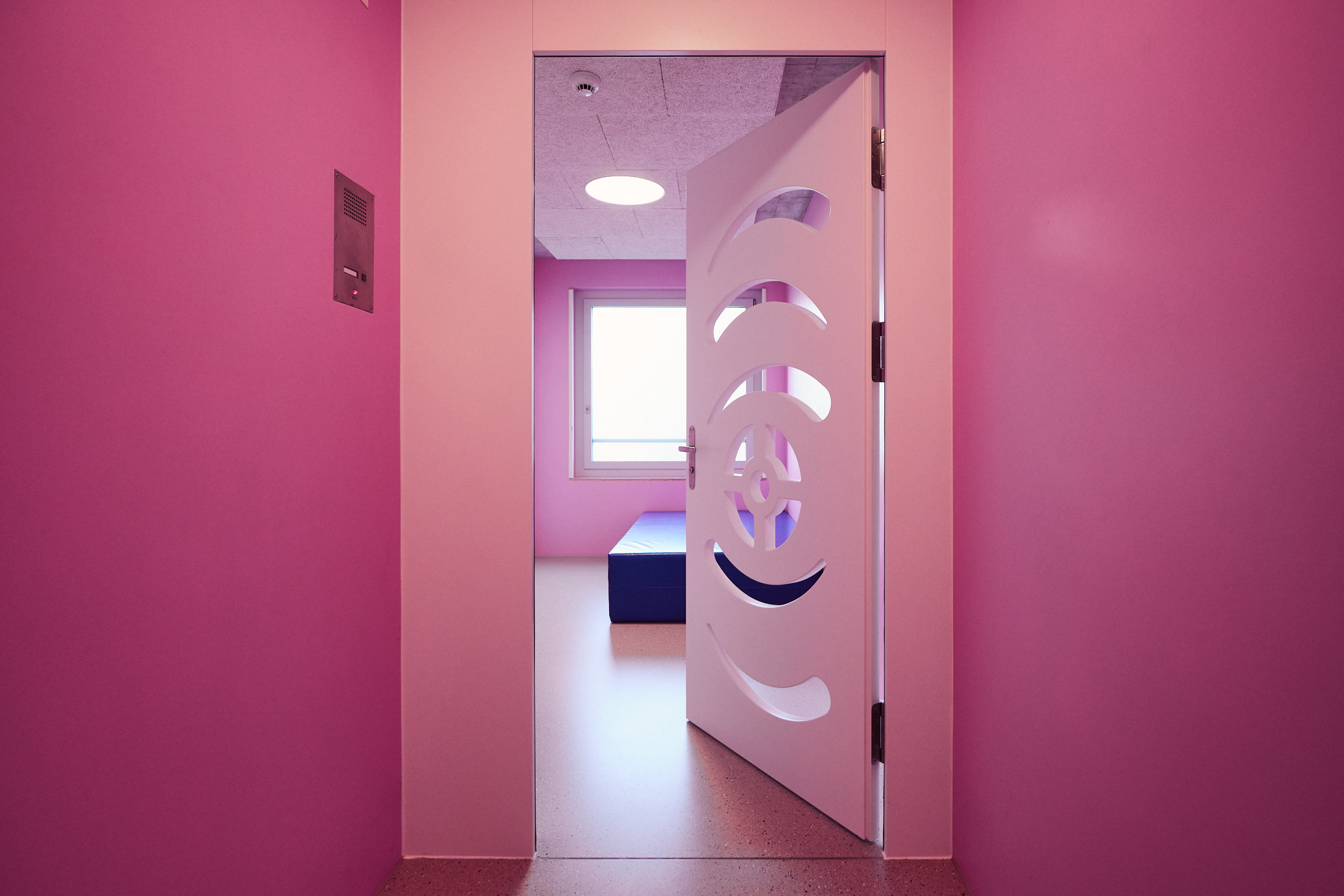 Unsere speziellen Türen, sogenannte Kontakttüren, lassen auch in einer Krise einen Kontakt zur Aussenwelt zu.