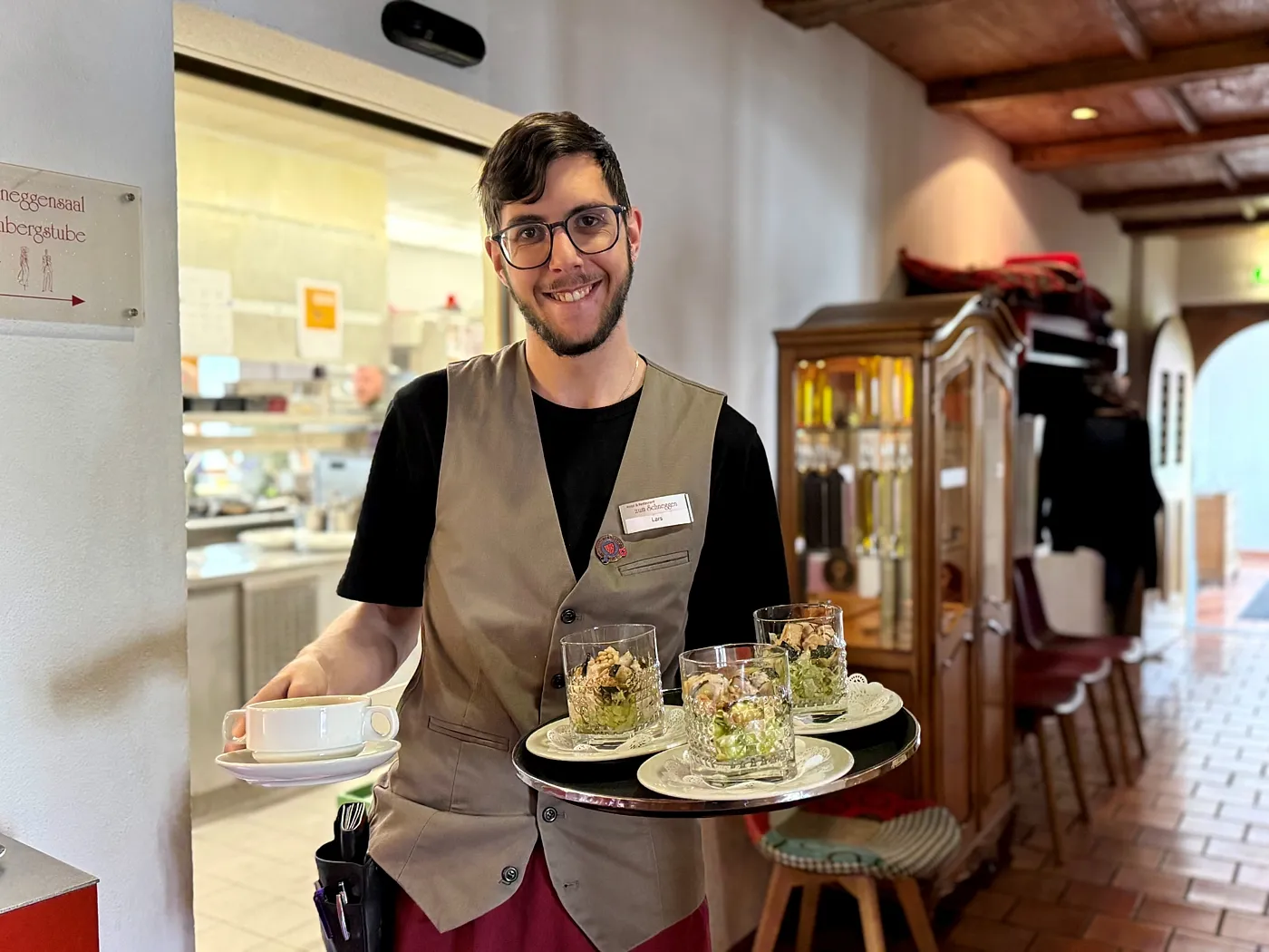 Lars Benz serviert Salat und Suppe im Hotel und Restaurant zum Schneggen
